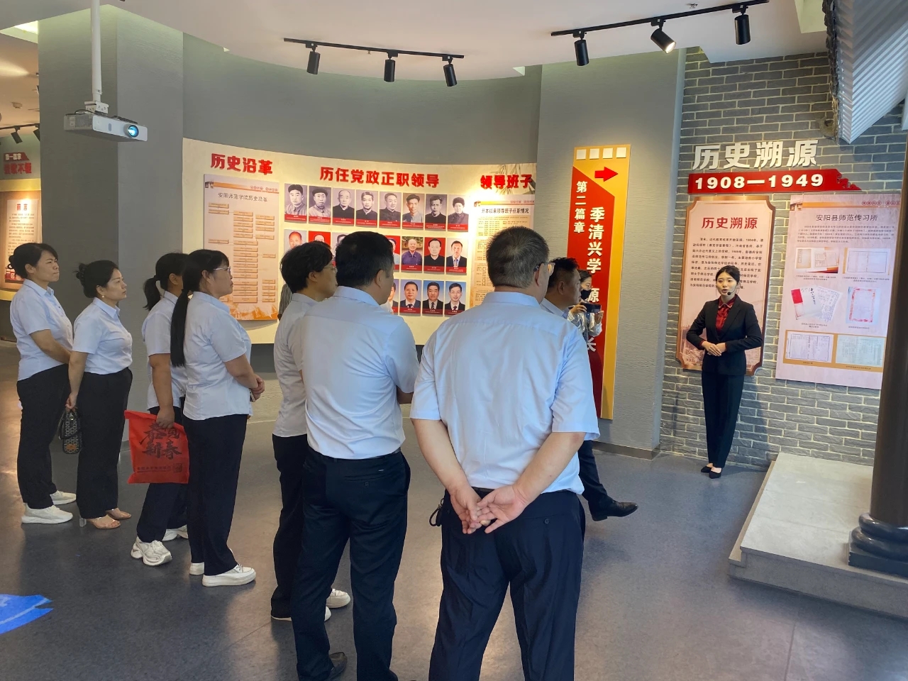 校史馆接待附属小学一行参观交流