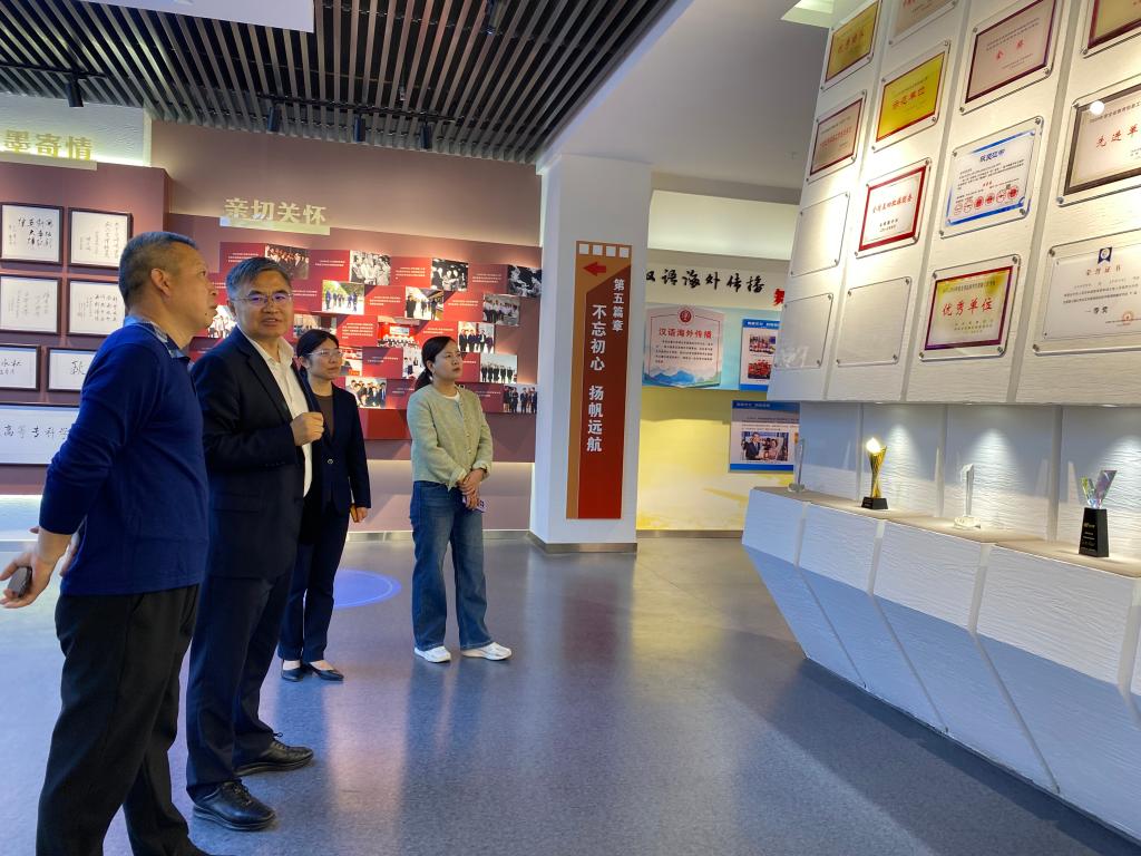 副校长刘振红深入校史馆调研指导工作